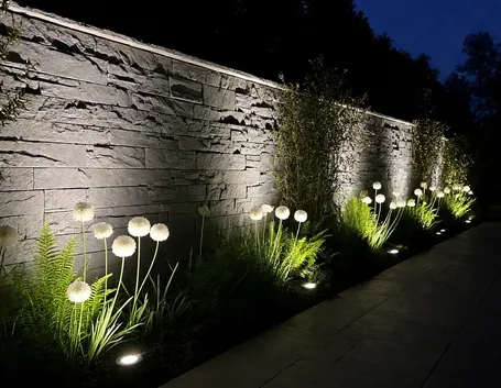 Illuminazione di un giardino con luci per esterno