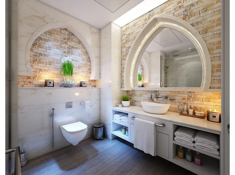 Bagno con piastrelle effetto pietra