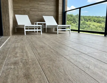 Gras porcellanato per esterni effetto legno