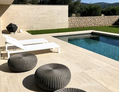 Piastrelle per giardino in stile moderno