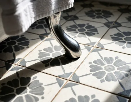 Pavimento in ceramica smaltata e decorata
