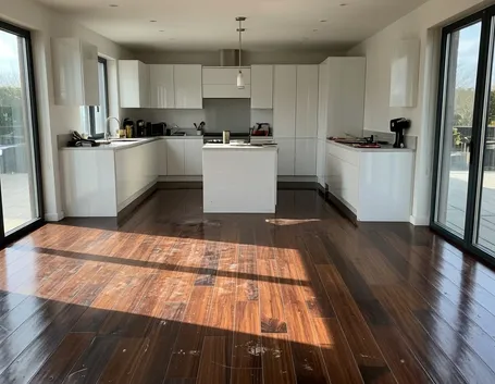 Pavimento laminato effetto legno scuro