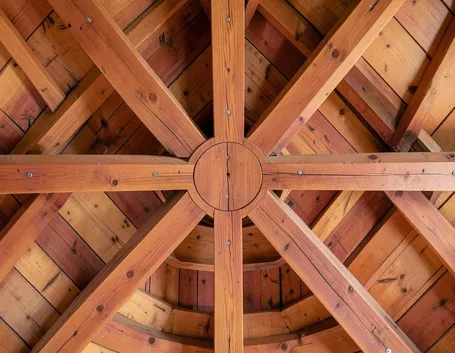 Interno di un tetto in legno